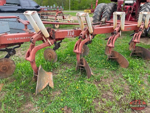 Image of International Harvester 710 equipment image 4
