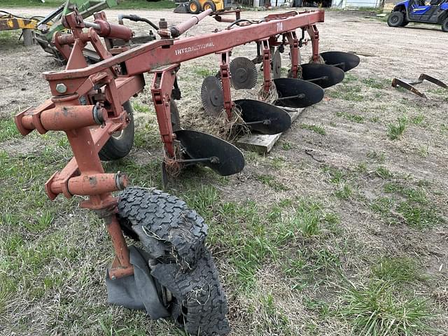 Image of International Harvester 710 equipment image 3