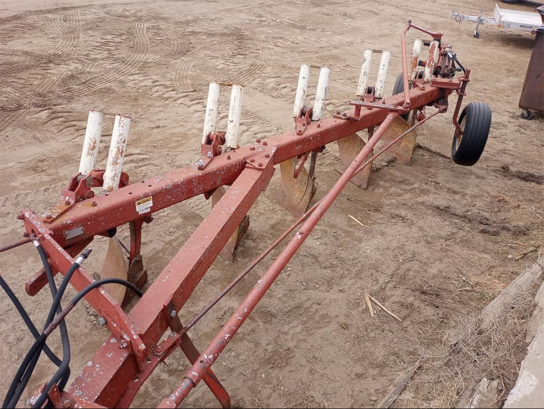 Image of International Harvester 710 Image 1