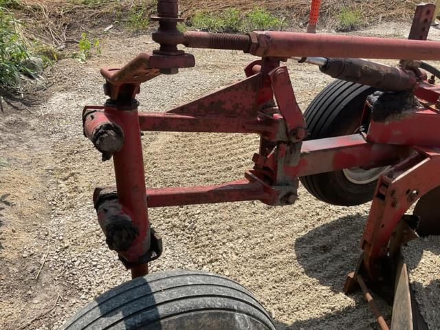Image of International Harvester 710 equipment image 4