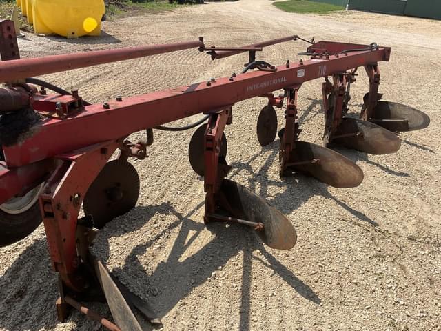 Image of International Harvester 710 equipment image 3