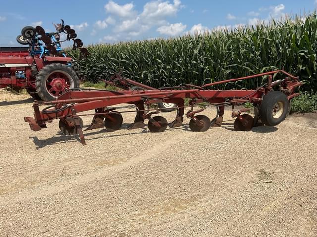 Image of International Harvester 710 equipment image 1