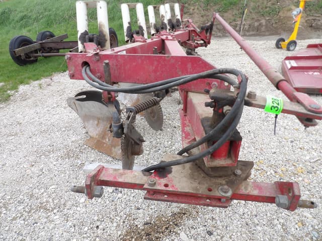 Image of International Harvester 710 equipment image 1
