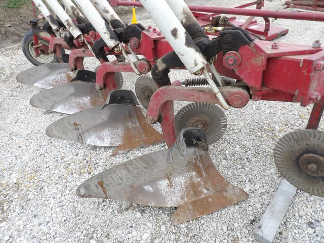 Image of International Harvester 710 equipment image 2