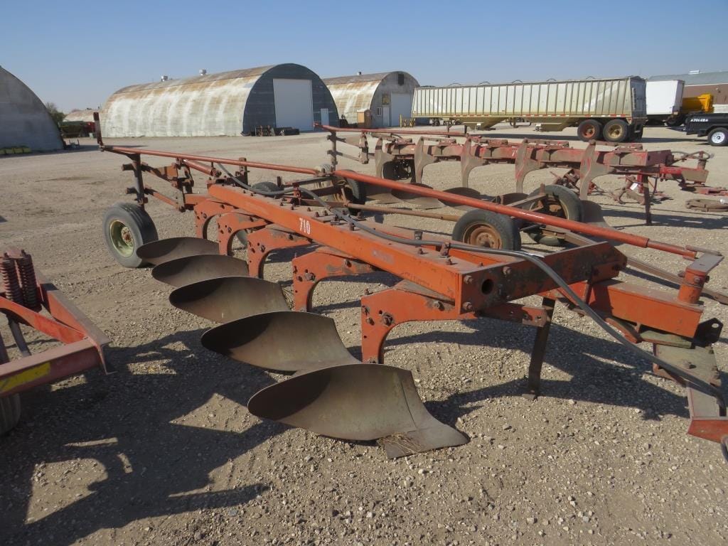 Main image International Harvester 710