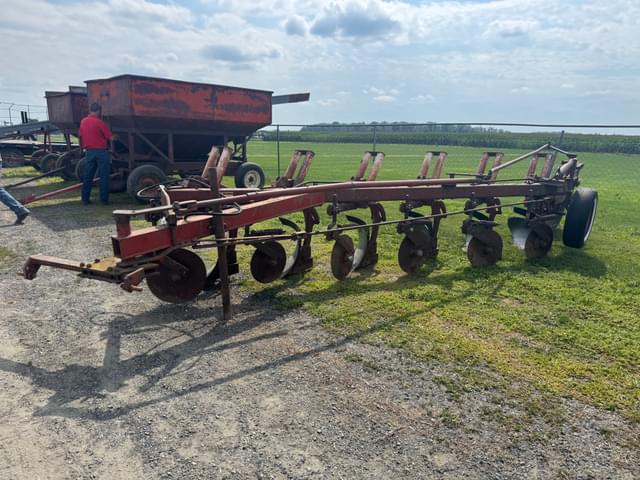 Image of International Harvester 710 equipment image 1