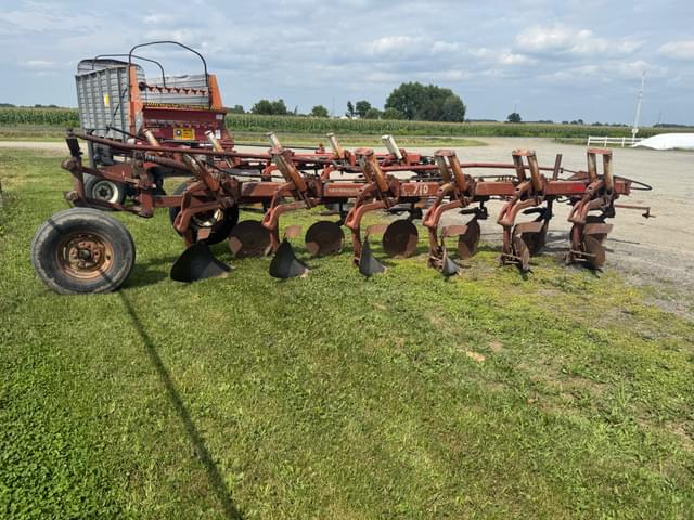Image of International Harvester 710 equipment image 3