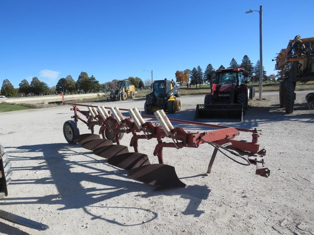 International Harvester 710 Equipment Image0