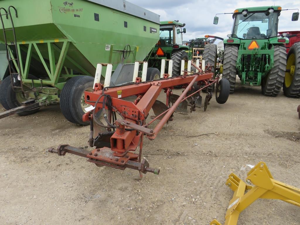 Image of International Harvester 710 Image 1