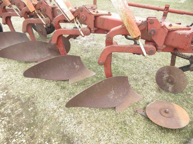 Image of International Harvester 710 equipment image 3