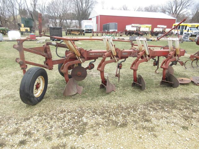 Image of International Harvester 710 equipment image 1