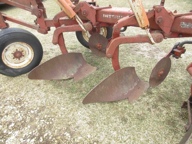 Image of International Harvester 710 equipment image 2