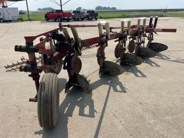 Image of International Harvester 710 equipment image 2