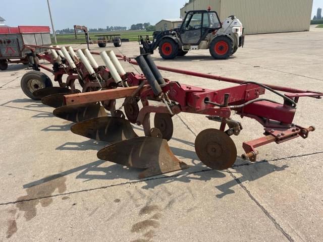Image of International Harvester 710 equipment image 1
