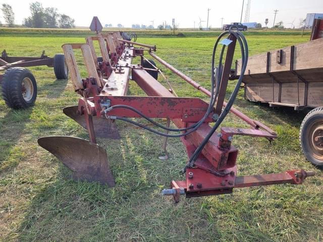Image of International Harvester 710 equipment image 1