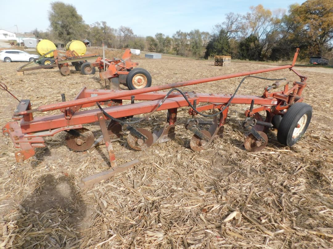 Image of International Harvester 710 Image 1