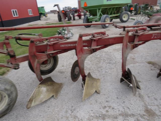 Image of International Harvester 710 equipment image 4