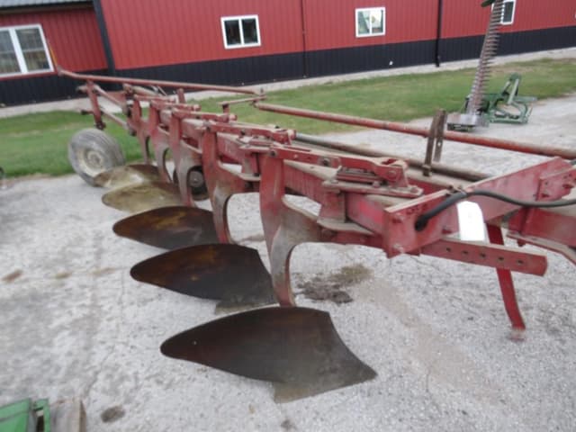 Image of International Harvester 710 equipment image 1