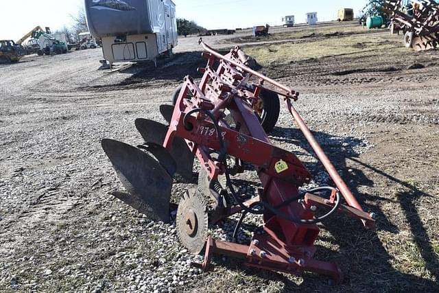 Image of International Harvester 710 equipment image 1