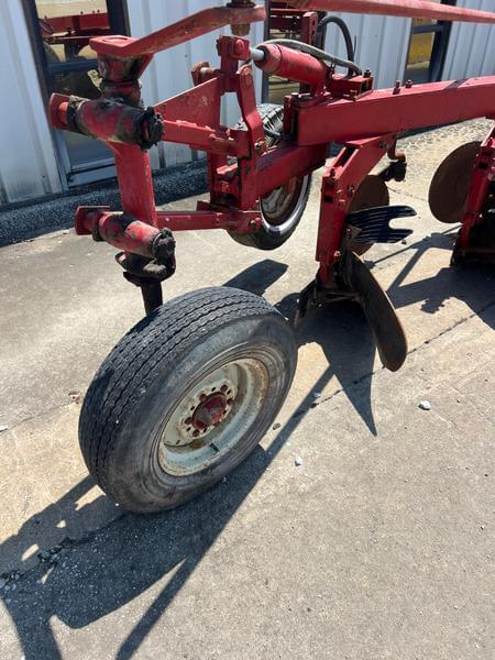 Image of International Harvester 710 equipment image 4