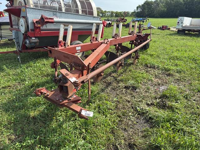 Image of International Harvester 710 equipment image 1