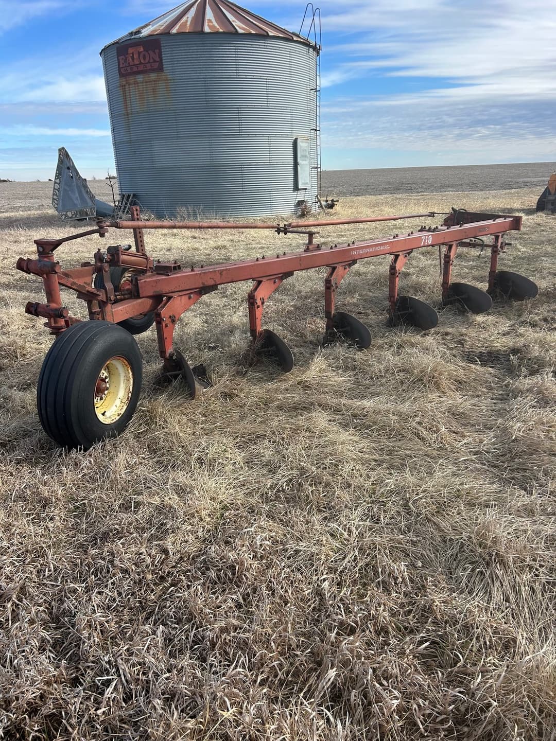 Image of International Harvester 710 Image 1