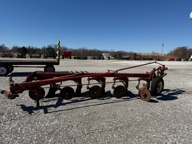 Image of International Harvester 710 equipment image 4