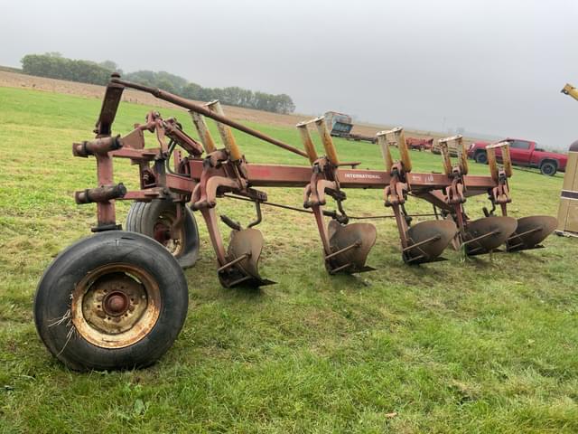 Image of International Harvester 710 equipment image 3
