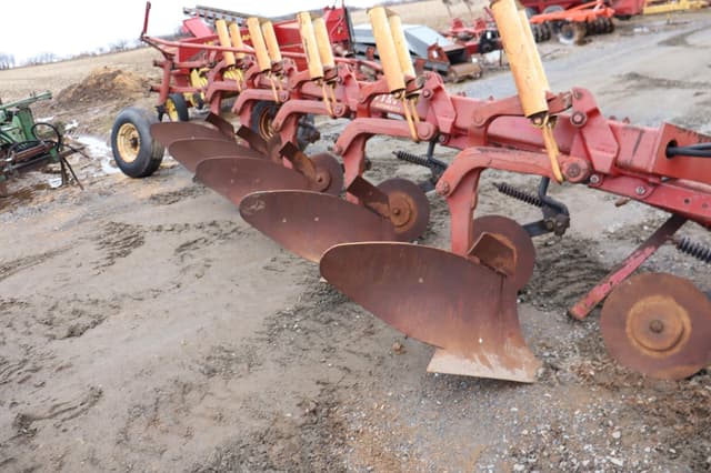 Image of International Harvester 720 equipment image 4