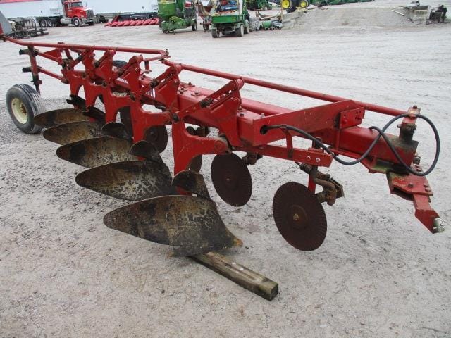 International 720 Equipment Image0