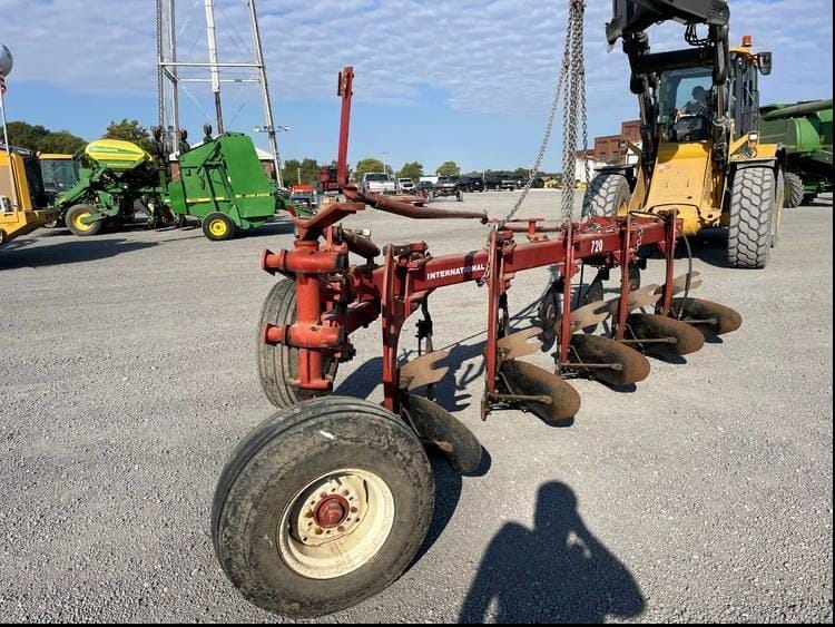 International Harvester 720 Equipment Image0