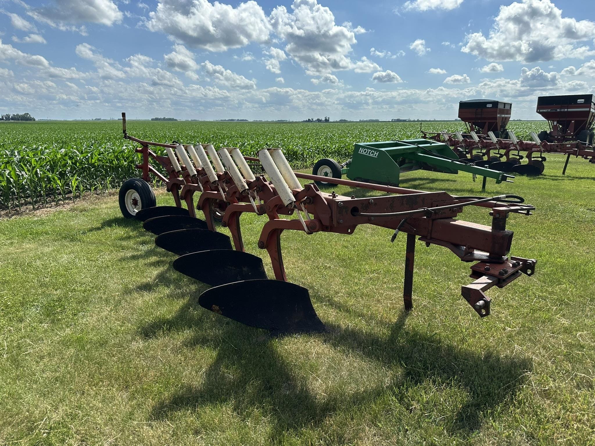 International Harvester 720 Equipment Image0