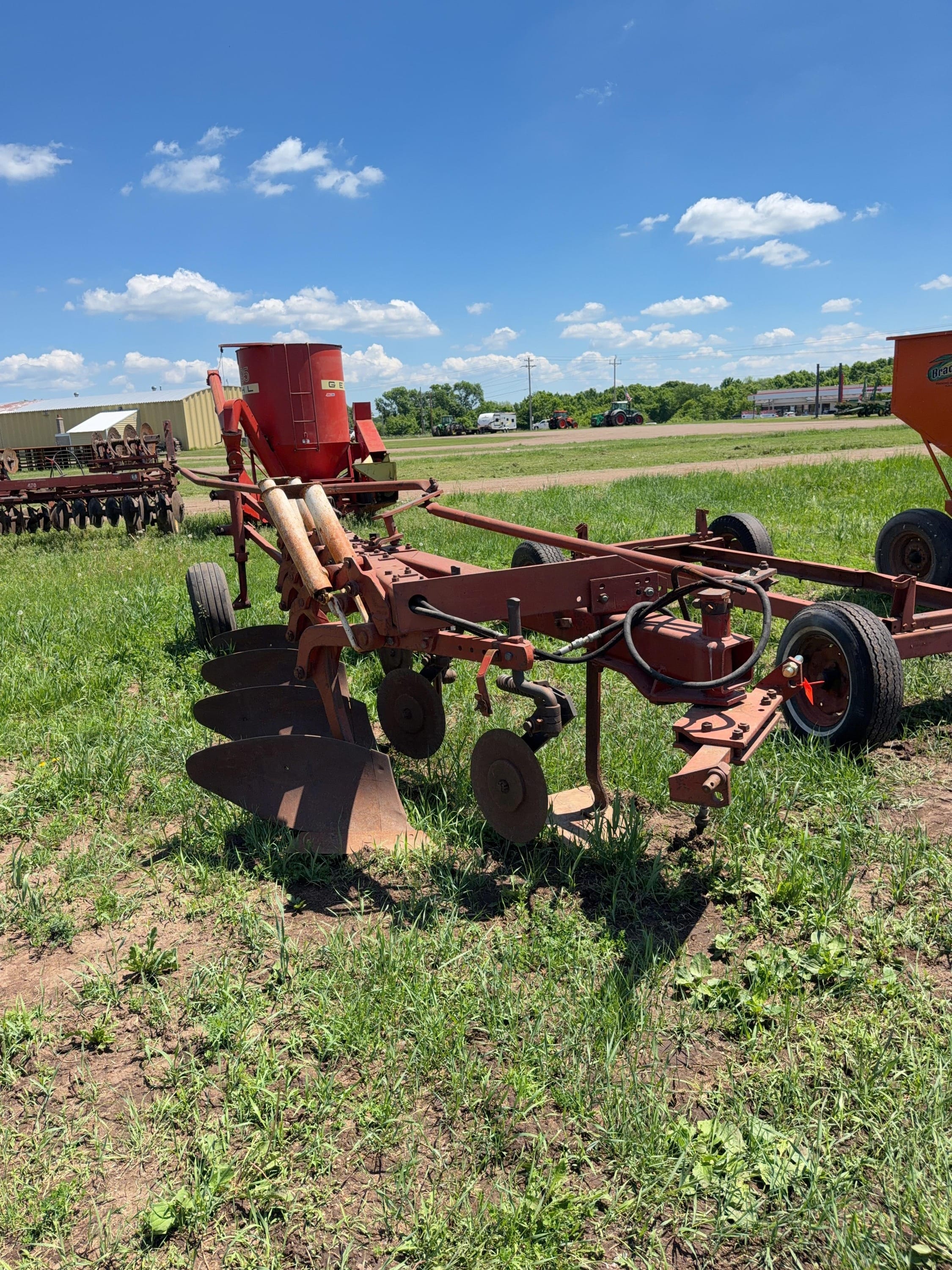 International Harvester 720 Equipment Image0