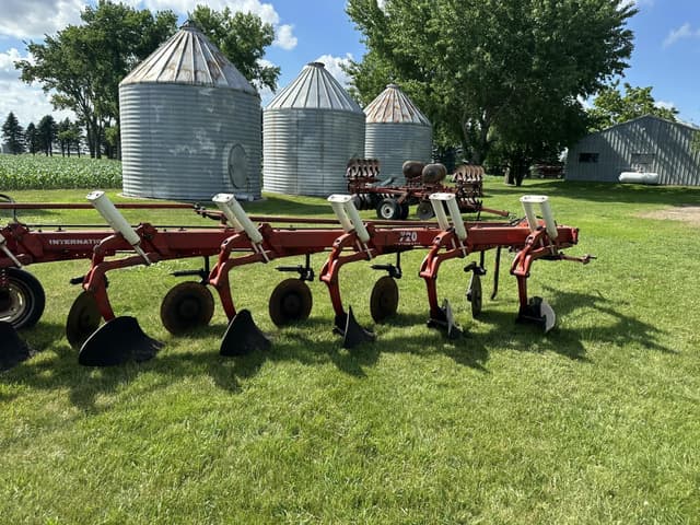 Image of International Harvester 720 equipment image 1