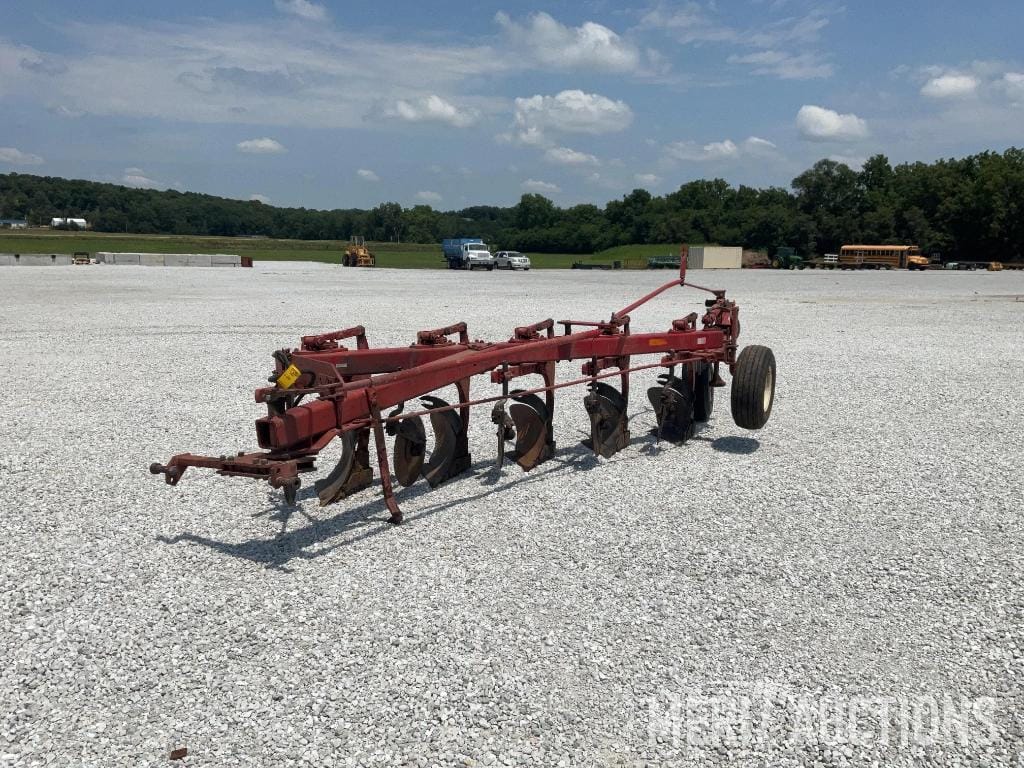 International Harvester 720 Equipment Image0