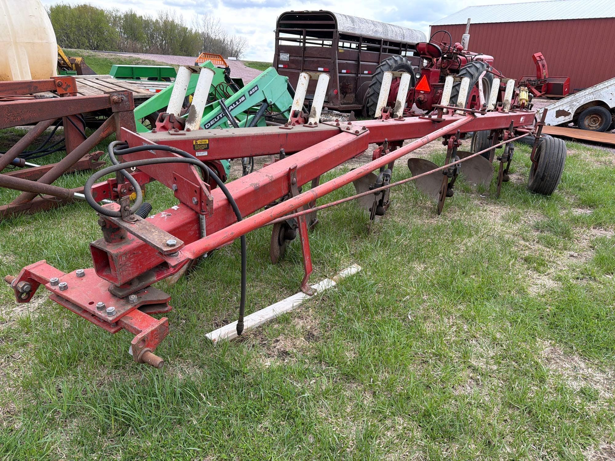 International Harvester 720 Equipment Image0
