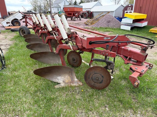 Image of International Harvester 720 equipment image 1