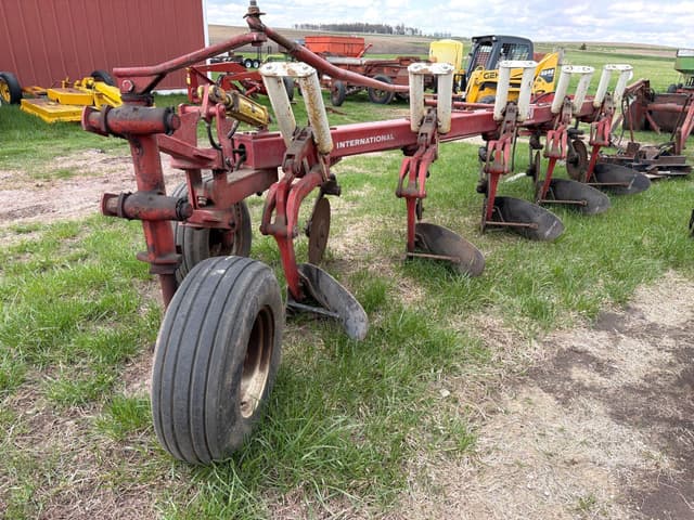 Image of International Harvester 720 equipment image 2