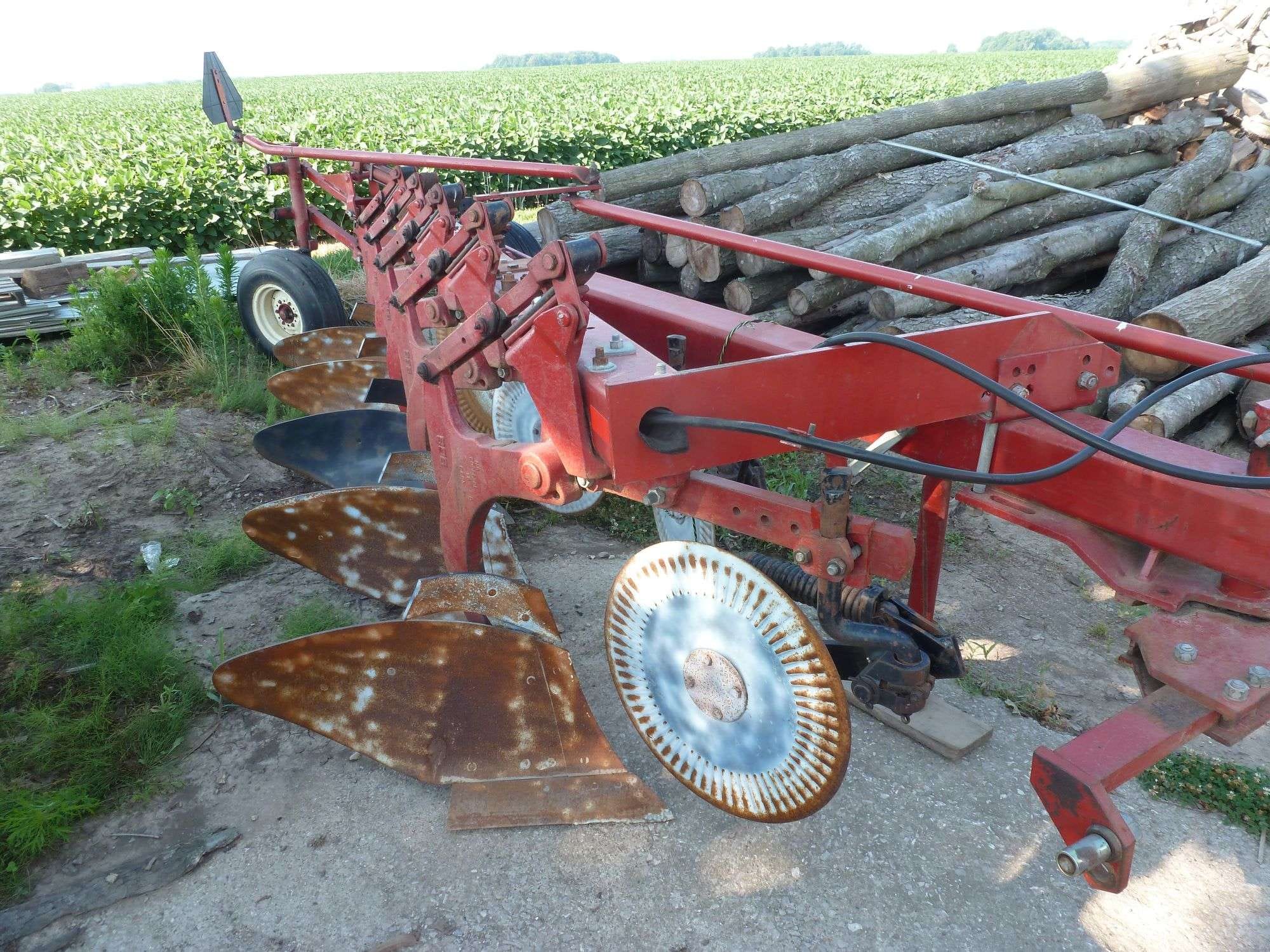 International Harvester 720 Equipment Image0