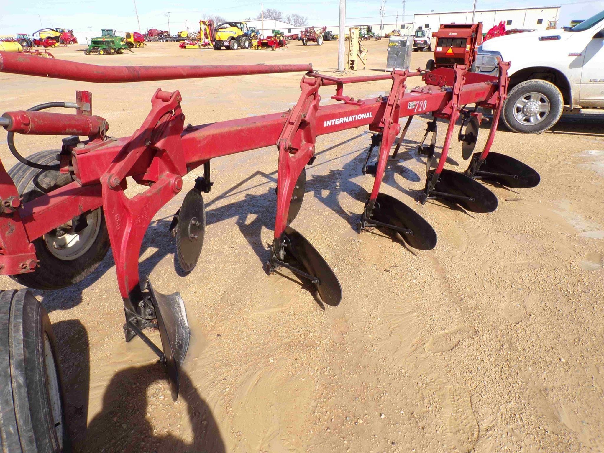 International Harvester 720 Equipment Image0