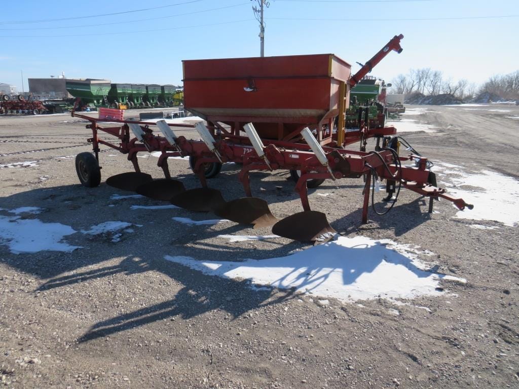 International 720 Equipment Image0