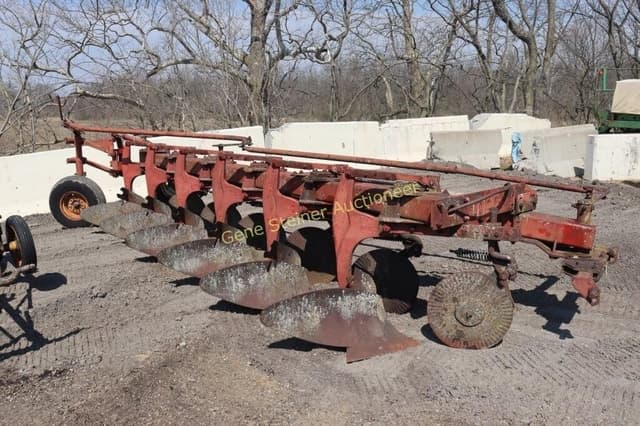 Image of International Harvester 720 equipment image 1