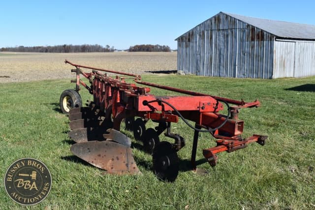 Image of International Harvester 720 equipment image 1