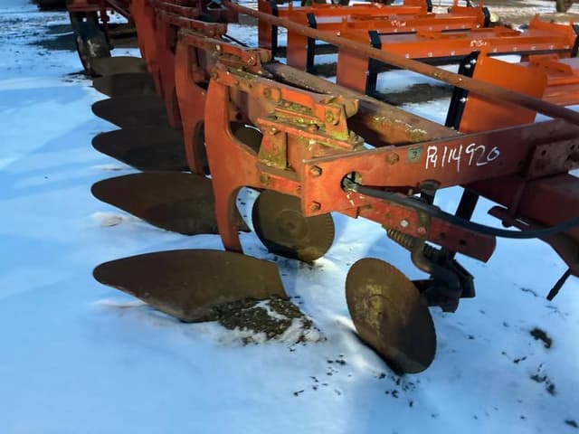 Image of International Harvester 720 equipment image 1