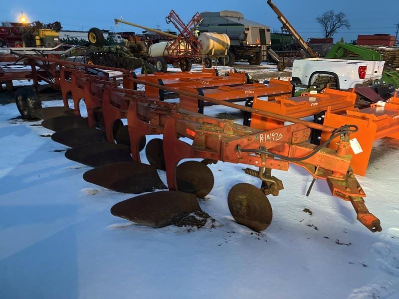 International Harvester 720 Equipment Image0