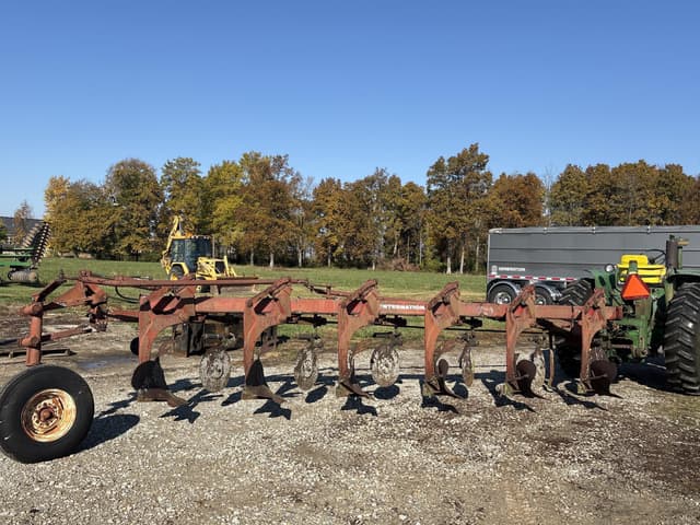 Image of International Harvester 720 equipment image 1