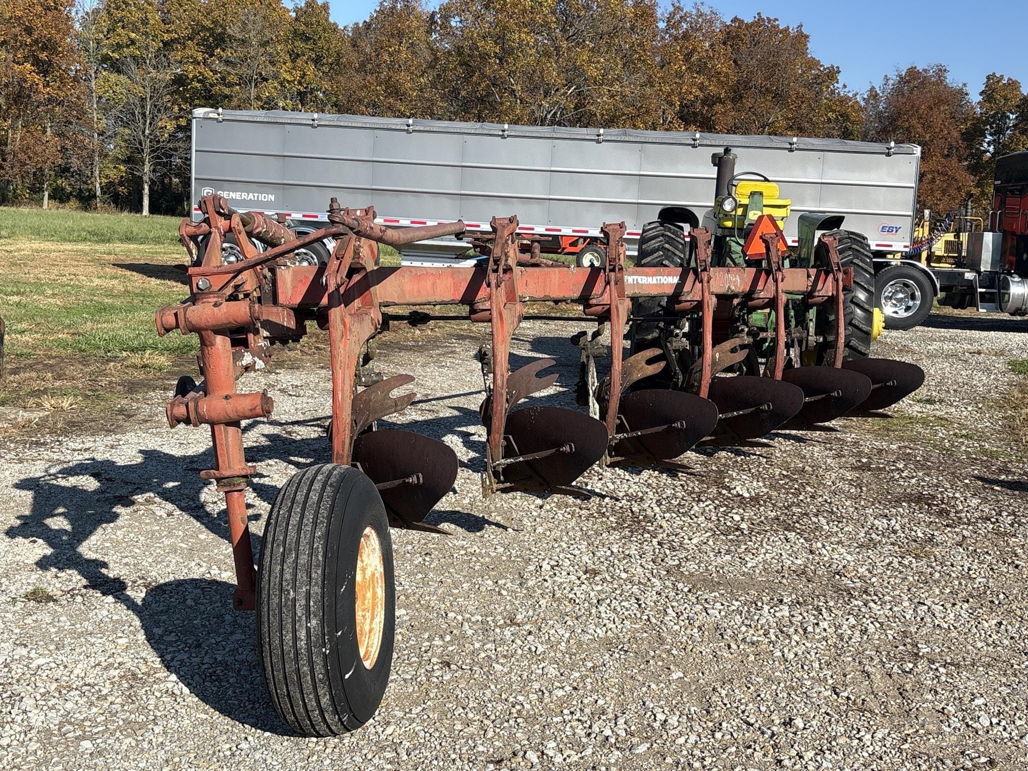 International Harvester 720 Equipment Image0