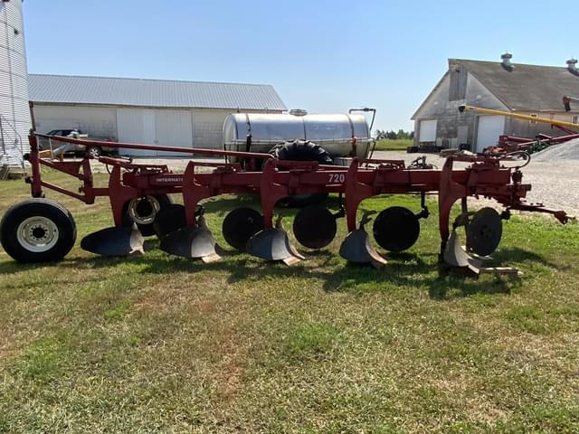 Image of International Harvester 720 equipment image 2
