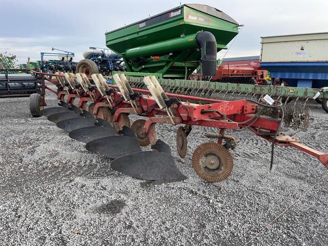 Image of International Harvester 720 equipment image 1