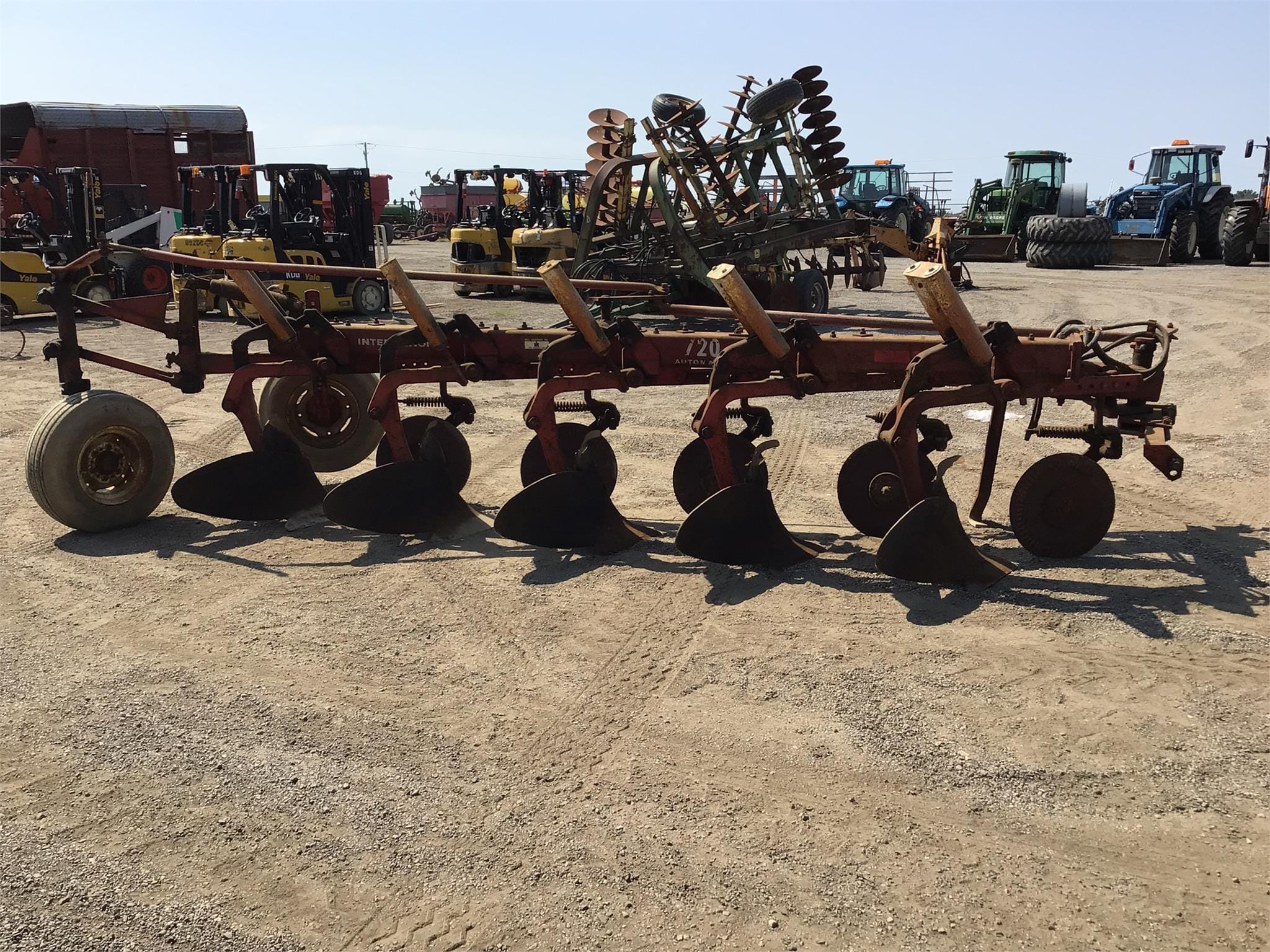 International 720 Equipment Image0